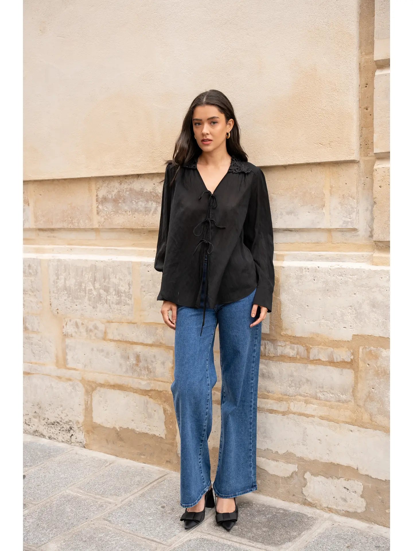 Hailey Blouse With V-Neck and Laces - Black