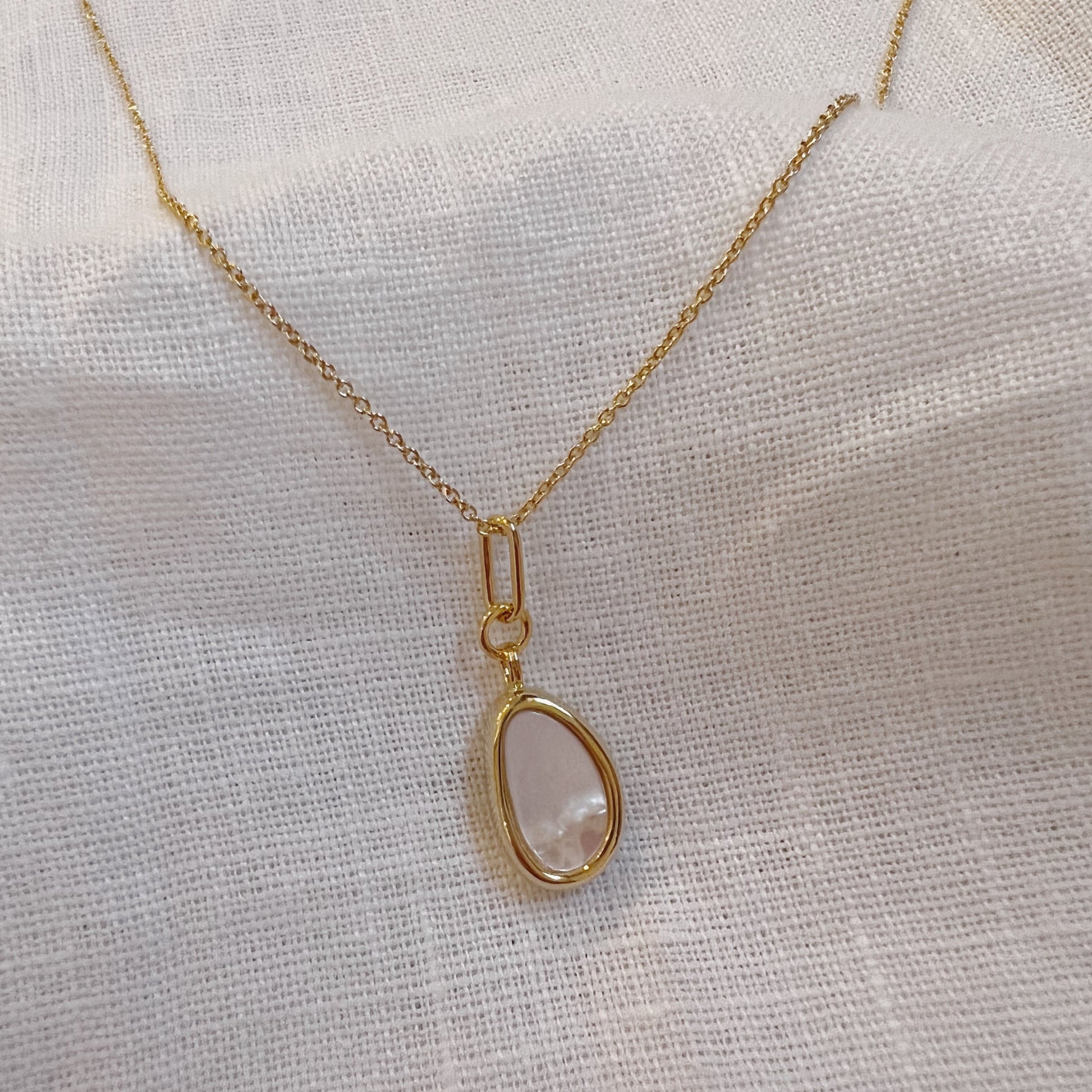 Beverly Hills White Nacre Necklace