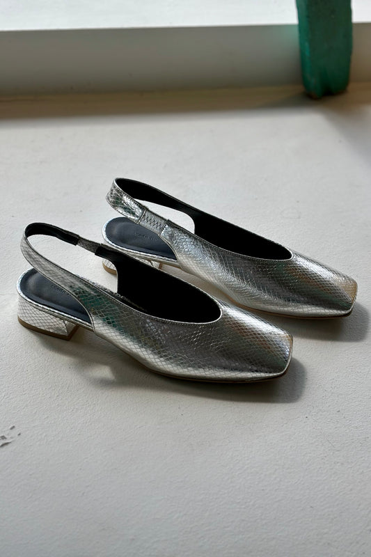 THE HALLE Slingback Flats | Silver