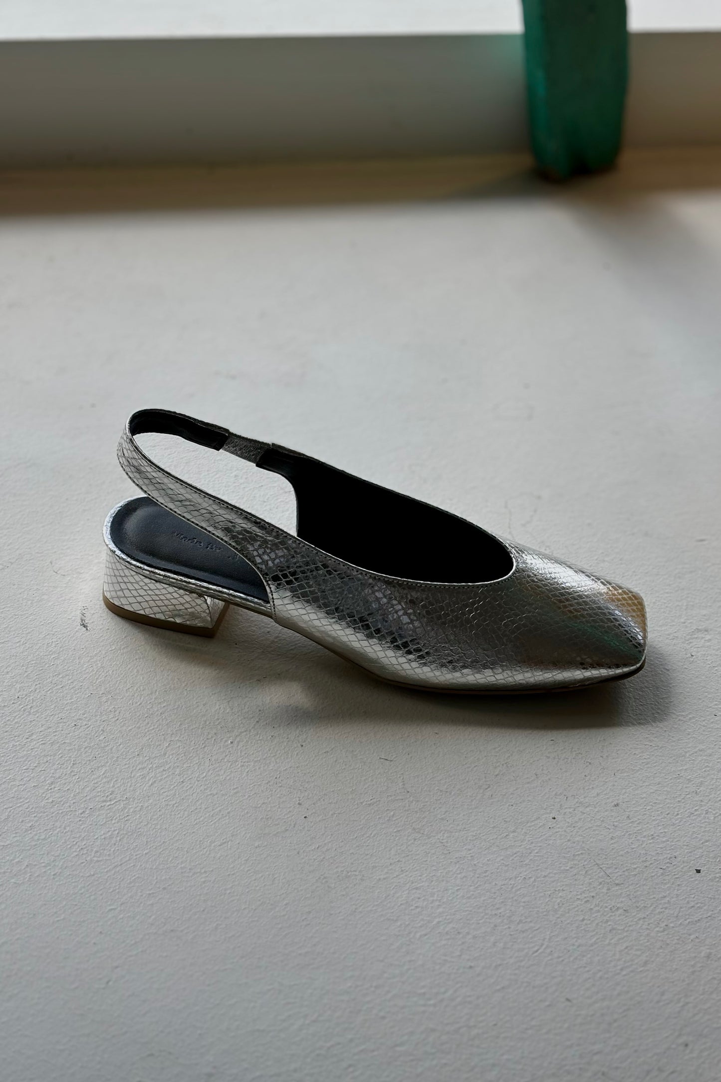 THE HALLE Slingback Flats | Silver