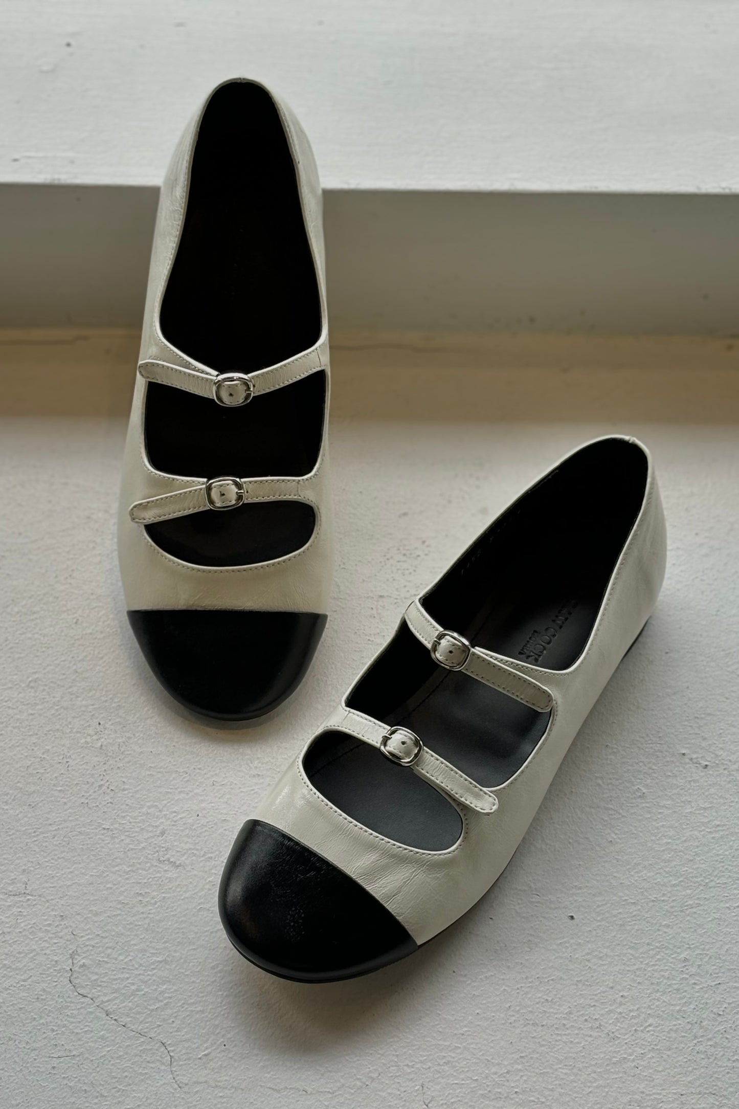 THE AUDREY Closed Toe Kitten Heels