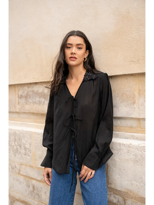 Hailey Blouse With V-Neck and Laces - Black