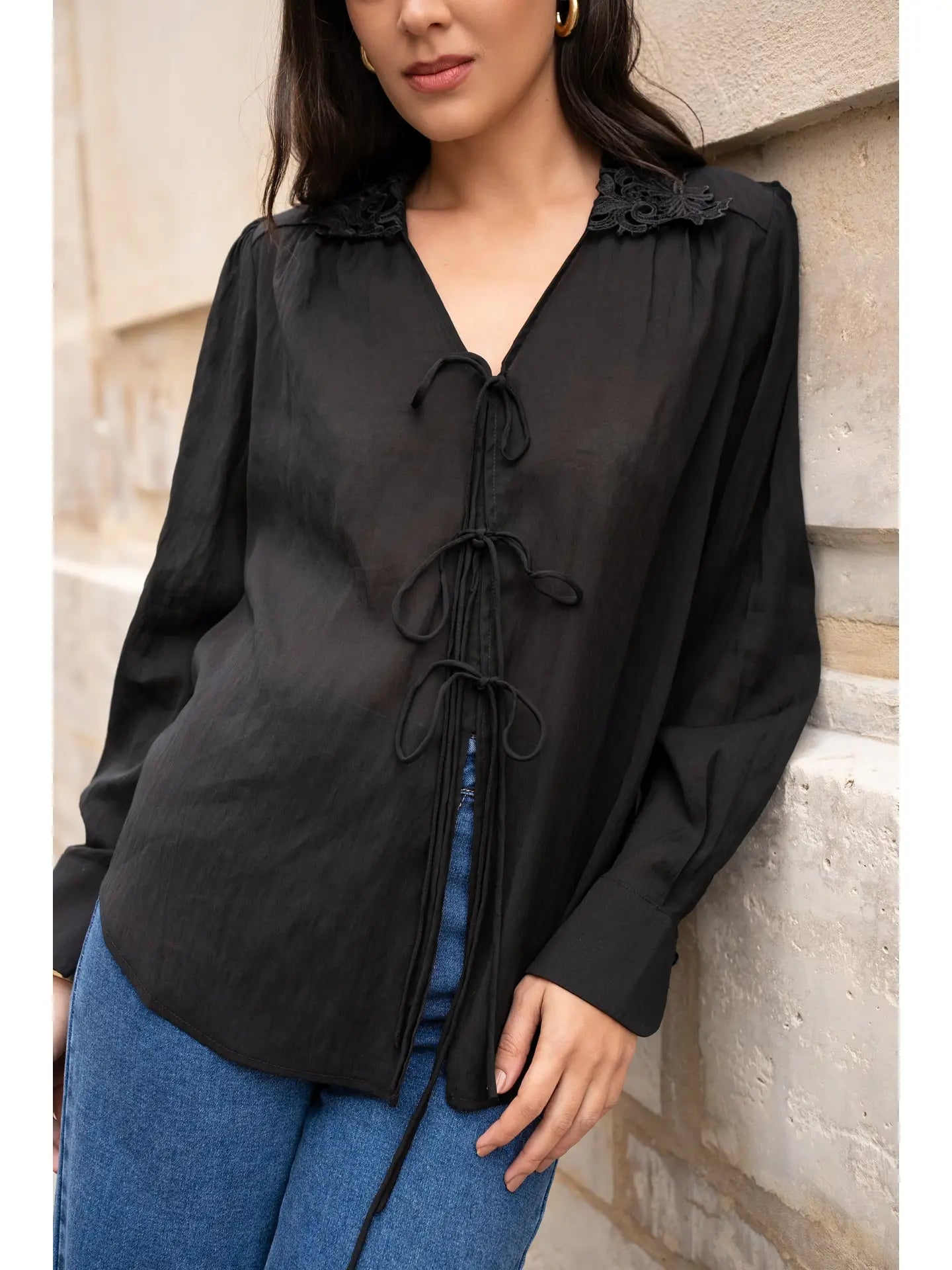Hailey Blouse With V-Neck and Laces - Black
