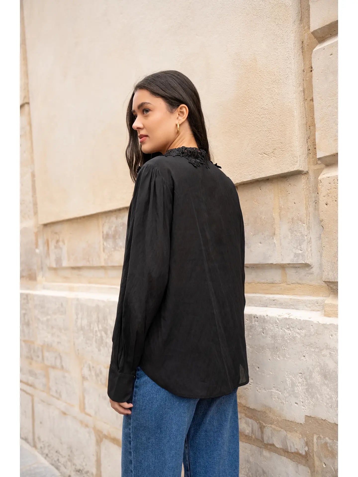 Hailey Blouse With V-Neck and Laces - Black
