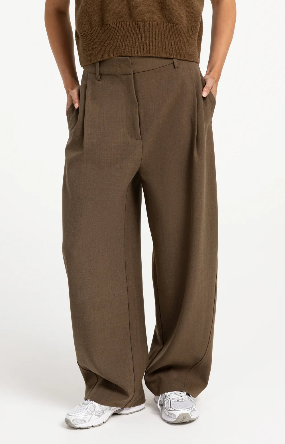Woven barrel-leg trousers with pleat detail