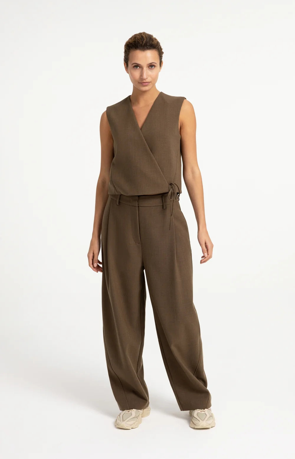 Woven barrel-leg trousers with pleat detail