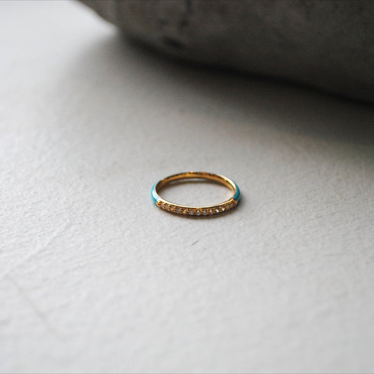 Gold ring with crystals and colored band